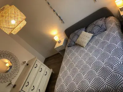 Un ou plusieurs lits dans un hébergement de l'établissement Maison proximité Golf et plage de Bréville sur Mer