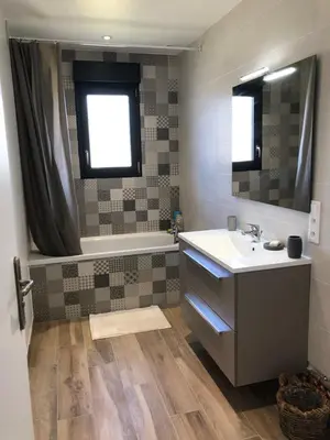 Salle de bains dans l'établissement Maison proximité Golf et plage de Bréville sur Mer