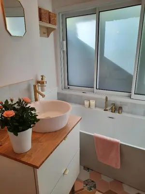 Salle de bains dans l'établissement Charmant logement T2 à 2 pas de la mer