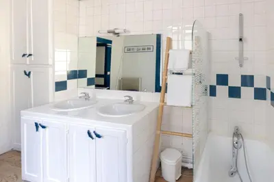 Salle de bains dans l'établissement LES URSULINES Centre Historique de BAYEUX