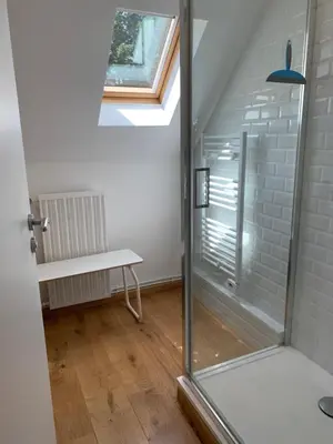 Salle de bains dans l'établissement VILLA 600m de la plage calme Location possible à partir de 3 nuitées, pouvant accueillir 6-8 pers Activités nautiques randonnée vélo pêche golf casinos
