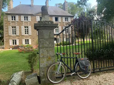 Vélo sur le terrain de l'établissement Le Logis K, le charme au cœur de Saint Pair ou dans les environs