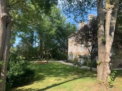 Jardin de l'établissement Le Logis K, le charme au cœur de Saint Pair