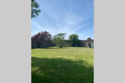 Jardin de l'établissement Le Logis K, le charme au cœur de Saint Pair