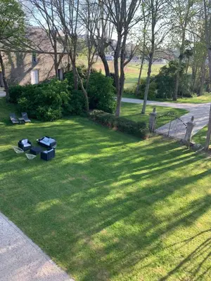 Jardin de l'établissement Le Logis K, le charme au cœur de Saint Pair