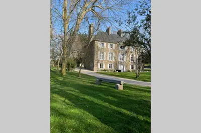 Jardin de l'établissement Le Logis K, le charme au cœur de Saint Pair