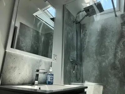 Salle de bains dans l'établissement Nouveau ! Appartement loft hyper centre Bayeux