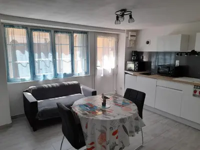 Cuisine ou kitchenette dans l'établissement F2 RDC promo cour Courseulles sur mer