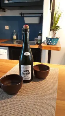 Boissons dans l'établissement Appartement Haute Ville meublé avec cour privative