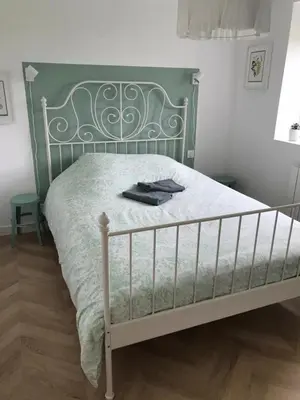 Un ou plusieurs lits dans un hébergement de l'établissement Gîte Le Coq Au Vert en Suisse Normande