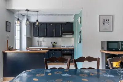 Cuisine ou kitchenette dans l'établissement L'escalier rouge - Maison rénovée avec cour