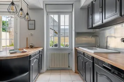 Cuisine ou kitchenette dans l'établissement L'escalier rouge - Maison rénovée avec cour