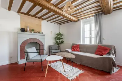 Coin salon dans l'établissement L'escalier rouge - Maison rénovée avec cour