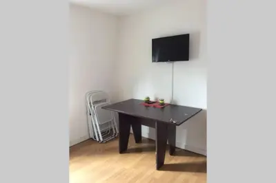 Télévision ou salle de divertissement dans l'établissement Votre appartement à 200m de la plage