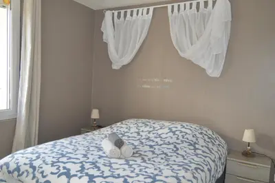 Un ou plusieurs lits dans un hébergement de l'établissement Appartement près du port centre et plage - Vue mer