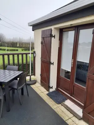 Balcon ou terrasse dans l'établissement Appartement avec terrasse, Cosy et Moderne - à deux pas de la plage !