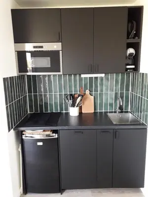 Cuisine ou kitchenette dans l'établissement Appartement avec terrasse, Cosy et Moderne - à deux pas de la plage !