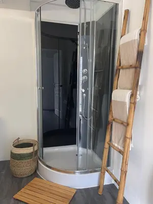 Salle de bains dans l'établissement Maison proche Omaha Beach vue imprenable sur haras