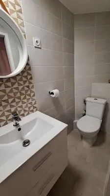 Salle de bains dans l'établissement Granville plage normandie mont saint Michel