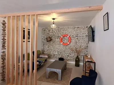 Télévision ou salle de divertissement dans l'établissement Granville plage normandie mont saint Michel