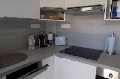 Cuisine ou kitchenette dans l'établissement Villa La Hautaise vue sur mer