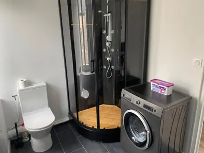 Salle de bains dans l'établissement Centre ville Granville à 50m de la mer - ANCV accepté