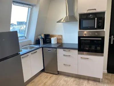 Cuisine ou kitchenette dans l'établissement Centre ville Granville à 50m de la mer - ANCV accepté