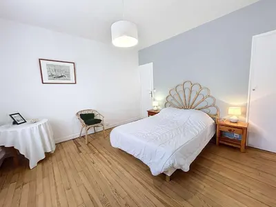 Un ou plusieurs lits dans un hébergement de l'établissement Maison calme, proche plage et commerces à Jullouville, jardin clos, 3 chambres, idéale vacances - FR-1-361-381