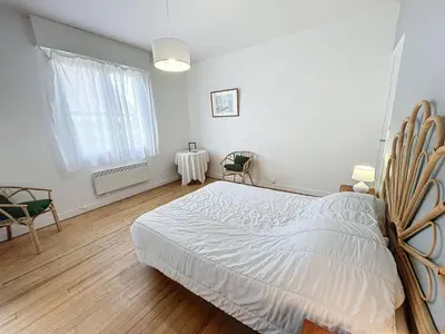 Un ou plusieurs lits dans un hébergement de l'établissement Maison calme, proche plage et commerces à Jullouville, jardin clos, 3 chambres, idéale vacances - FR-1-361-381
