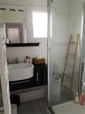 Salle de bains dans l'établissement Les baigneurs
