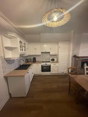 Cuisine ou kitchenette dans l'établissement LA BUTTE - Maison de vacances Avranches avec vue sur le Mont Saint Michel