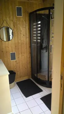 Salle de bains dans l'établissement CHALET BORD DE MER