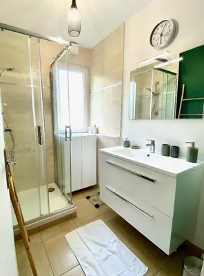 Salle de bains dans l'établissement Saturne YourHostHelper