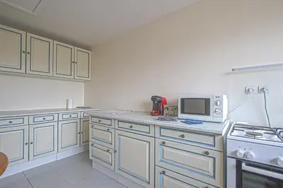Cuisine ou kitchenette dans l'établissement Côté cottage Apt 3 chambres bien équipé vue imprenable sur le port et la mer plein centre de Port en Bessin commerces et restaurants à pied proche Omaha Beach parking gratuit à proximité
