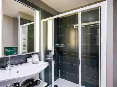 Salle de bains dans l'établissement B&B HOME Caen Centre Gare