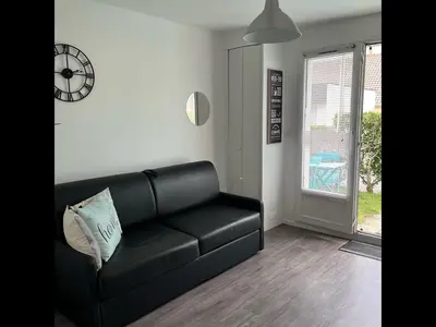 Coin salon dans l'établissement Le Petit Normand - Studio avec jardin à 500 m de la plage