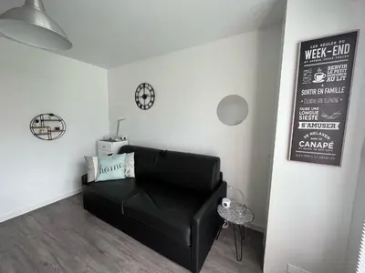 Coin salon dans l'établissement Le Petit Normand - Studio avec jardin à 500 m de la plage