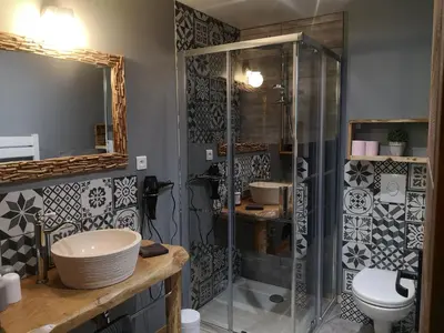Salle de bains dans l'établissement Gîte La Grange de La Trigalle avec spa professionnel privatif