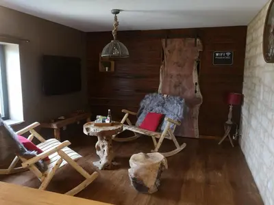 Télévision ou salle de divertissement dans l'établissement Gîte La Grange de La Trigalle avec spa professionnel privatif
