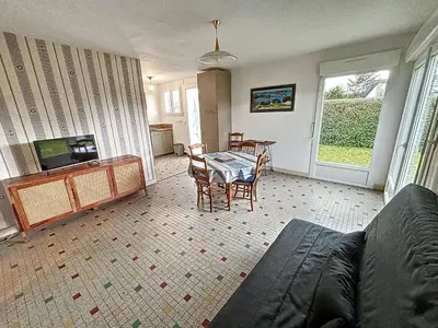 Télévision ou salle de divertissement dans l'établissement Maison de vacances avec jardin clos à 150m de la plage, idéale pour familles - FR-1-361-389