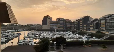 Vue générale sur Courseulles-sur-Mer ou vue de la ville depuis l'appartement