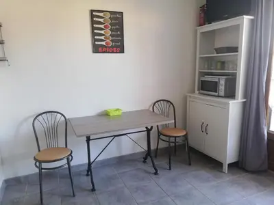 Cuisine ou kitchenette dans l'établissement JUNO