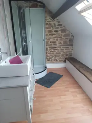 Salle de bains dans l'établissement Le Chalange