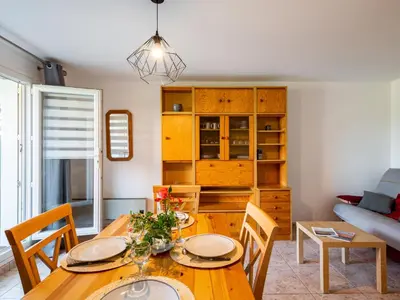 Coin salon dans l'établissement Apartment La Côte Fleurie-6 by Interhome