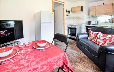 Cuisine ou kitchenette dans l'établissement Stunning Home In Saint-Sever-Calvados