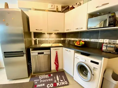 Cuisine ou kitchenette dans l'établissement Le Neptune, appartement avec parking et jardin proche université