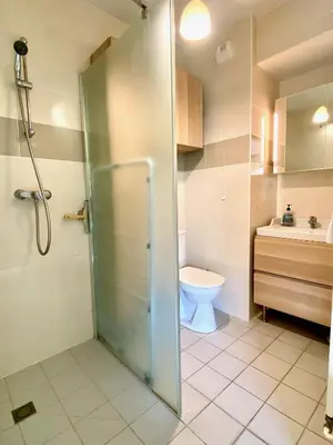 Salle de bains dans l'établissement Le Neptune, appartement avec parking et jardin proche université