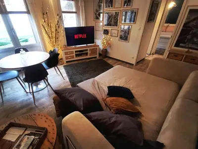Coin salon dans l'établissement LE COCOON Saint Lô - Appartement privé tout équipé - Haras - Parking gratuit - Entrée autonome - Wifi - Netflix - Baignoire - Lave-linge - Lit Queen Size 160cm & canapé-lit 140cm - Jusqu'à 4 personnes
