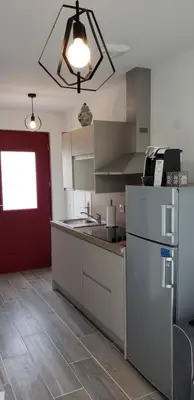 Cuisine ou kitchenette dans l'établissement Dives Le petit Gîte