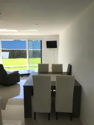 Télévision ou salle de divertissement dans l'établissement Fakarava, gîte en ville au calme